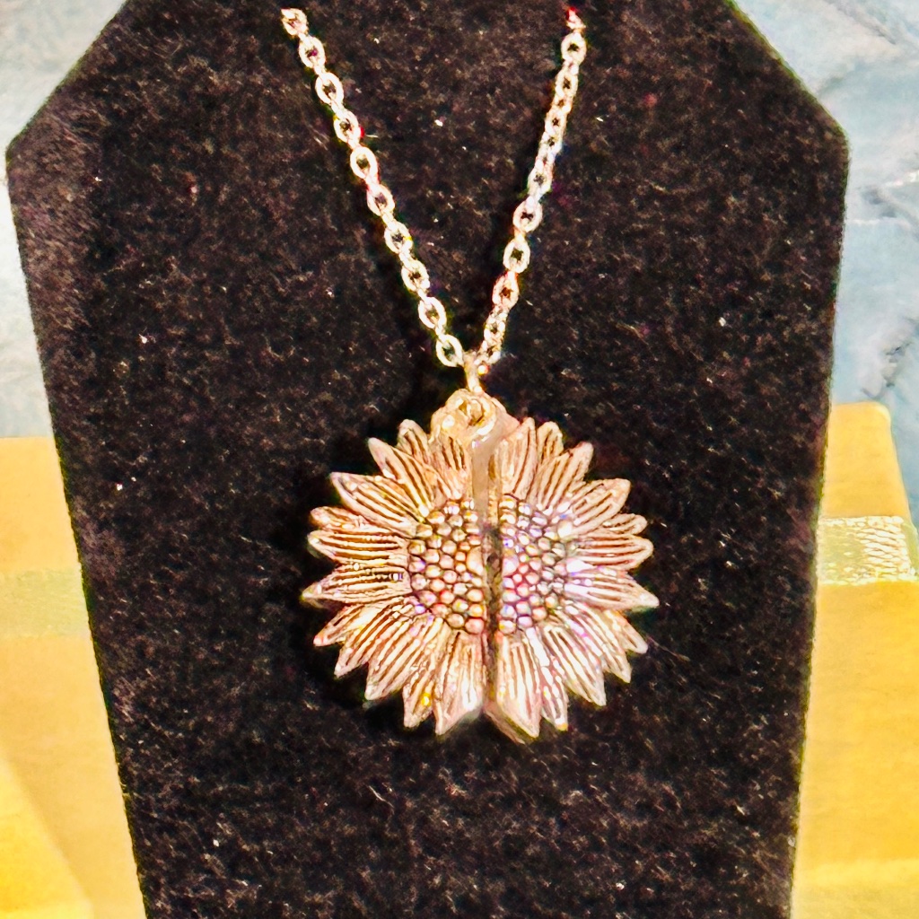 Silver Tone Sunflower W/Hidden Message Pendant Opens W/Nana Saying Inside